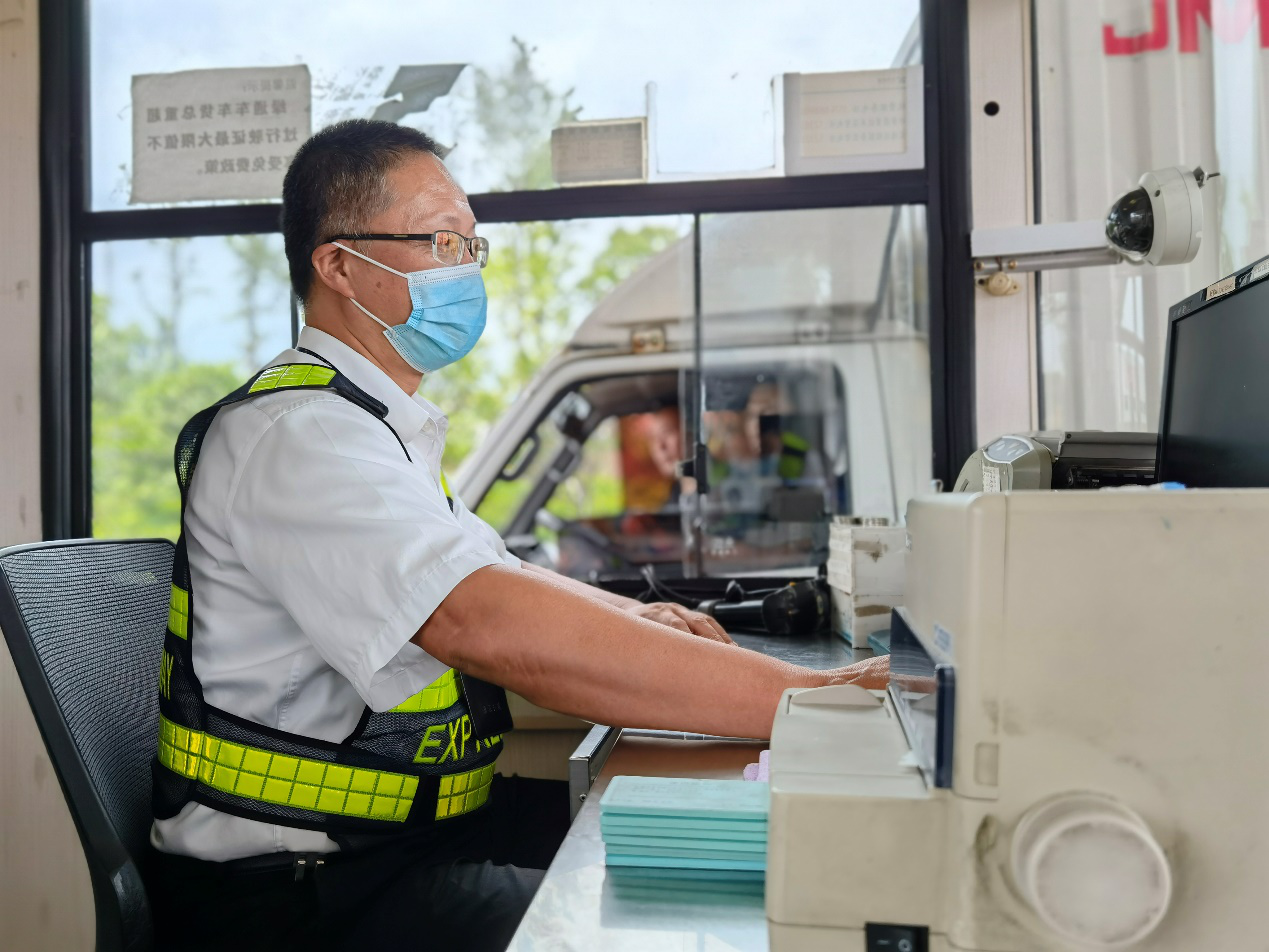 1629448296686062.png 工作中的陸冰1周峰拍攝.png