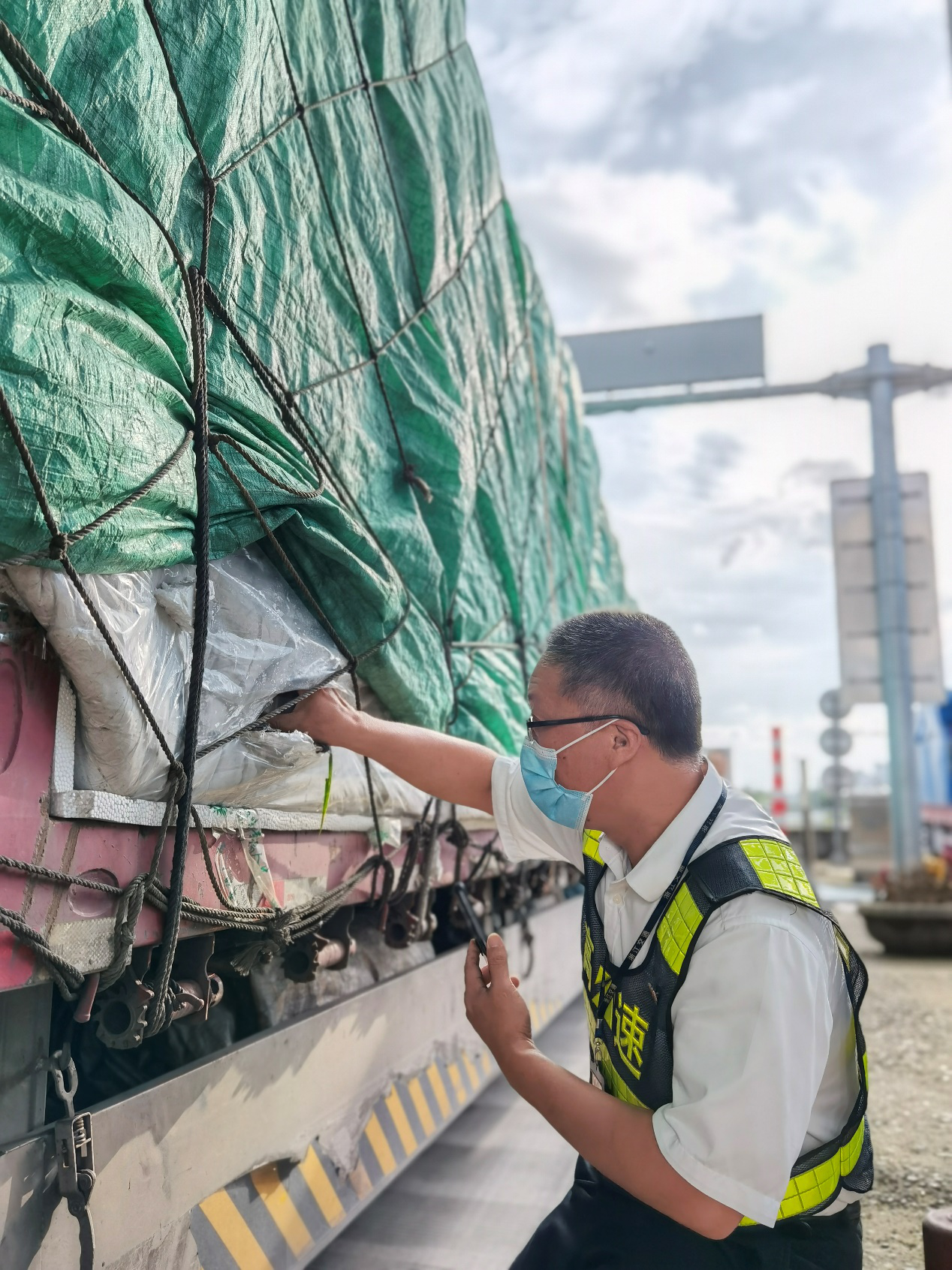 1629448307797694.png 陸冰在查驗(yàn)綠農(nóng)車周峰拍攝.png