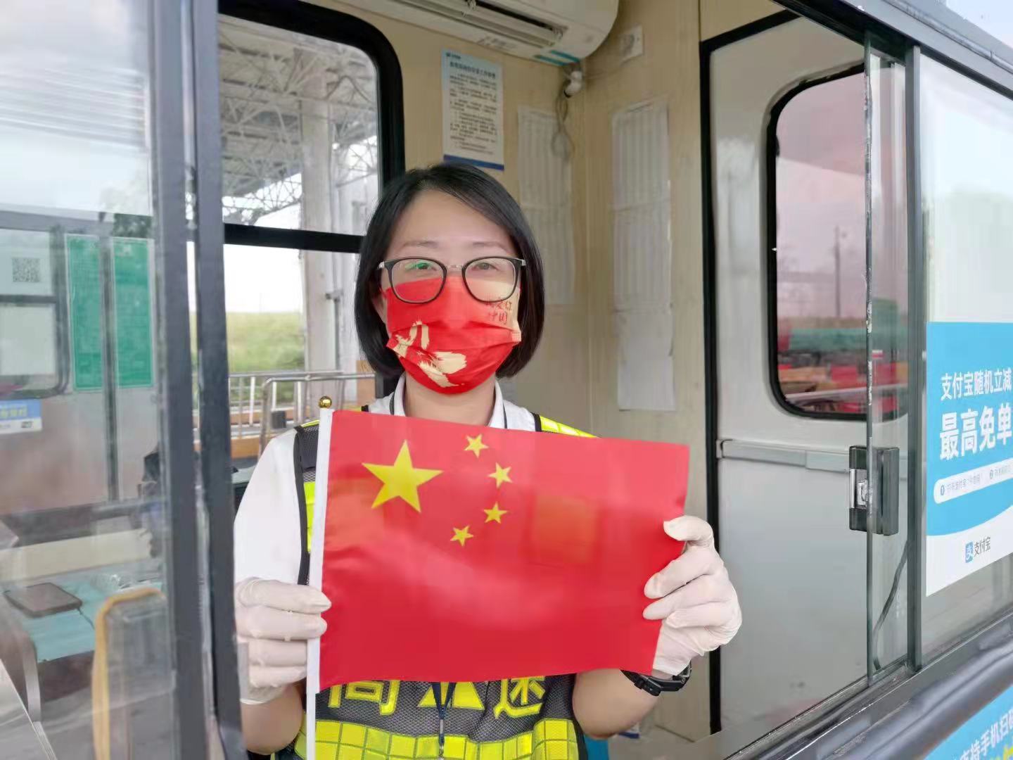 1633677456918187.jpg 國慶我在崗照片3張亮拍攝.jpg