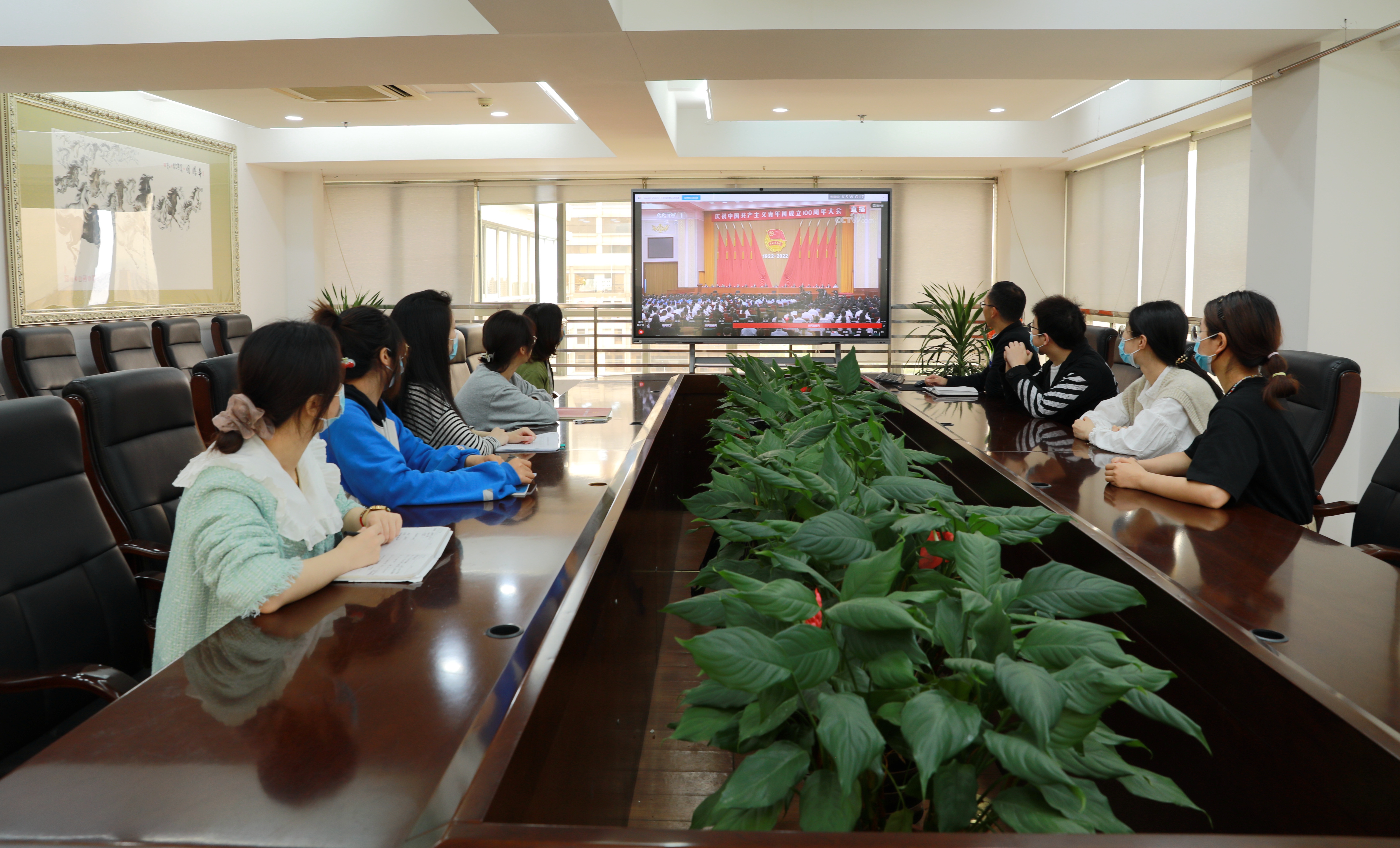 1652239334831695.jpg 行政團(tuán)支部組織收看大會(huì)直播.jpg