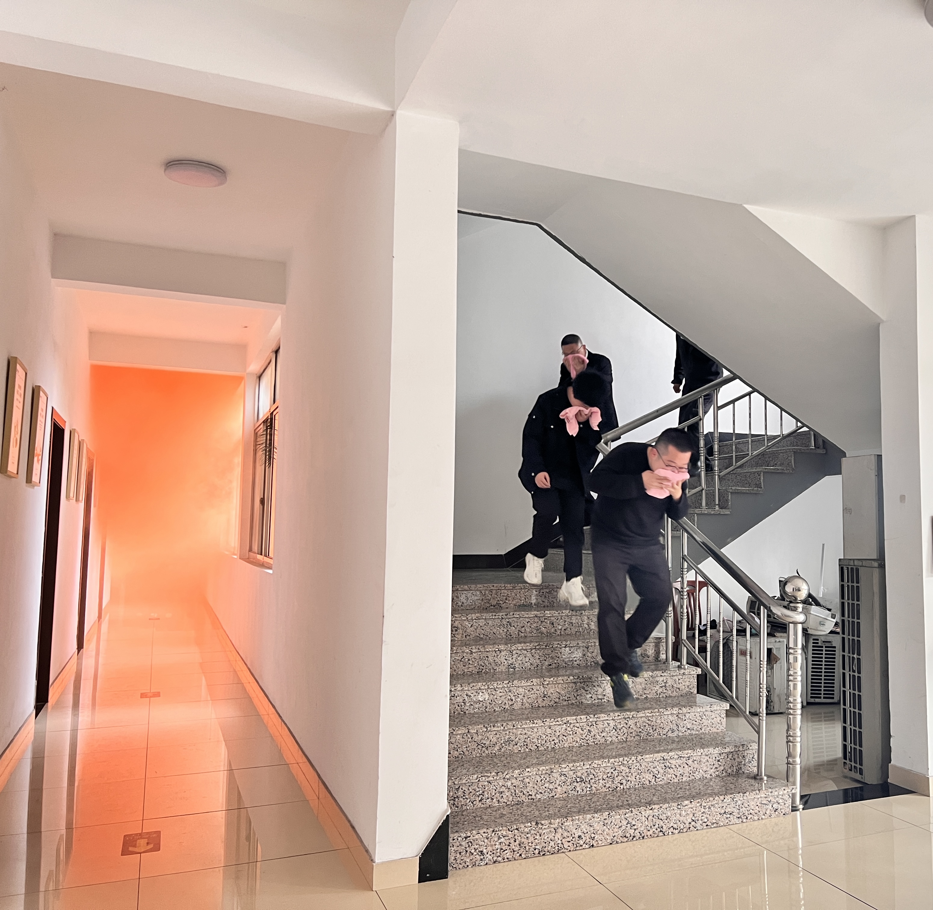 1668414923652258.jpg 20221109 圖為火災(zāi)逃生演練現(xiàn)場 袁莉攝.jpg