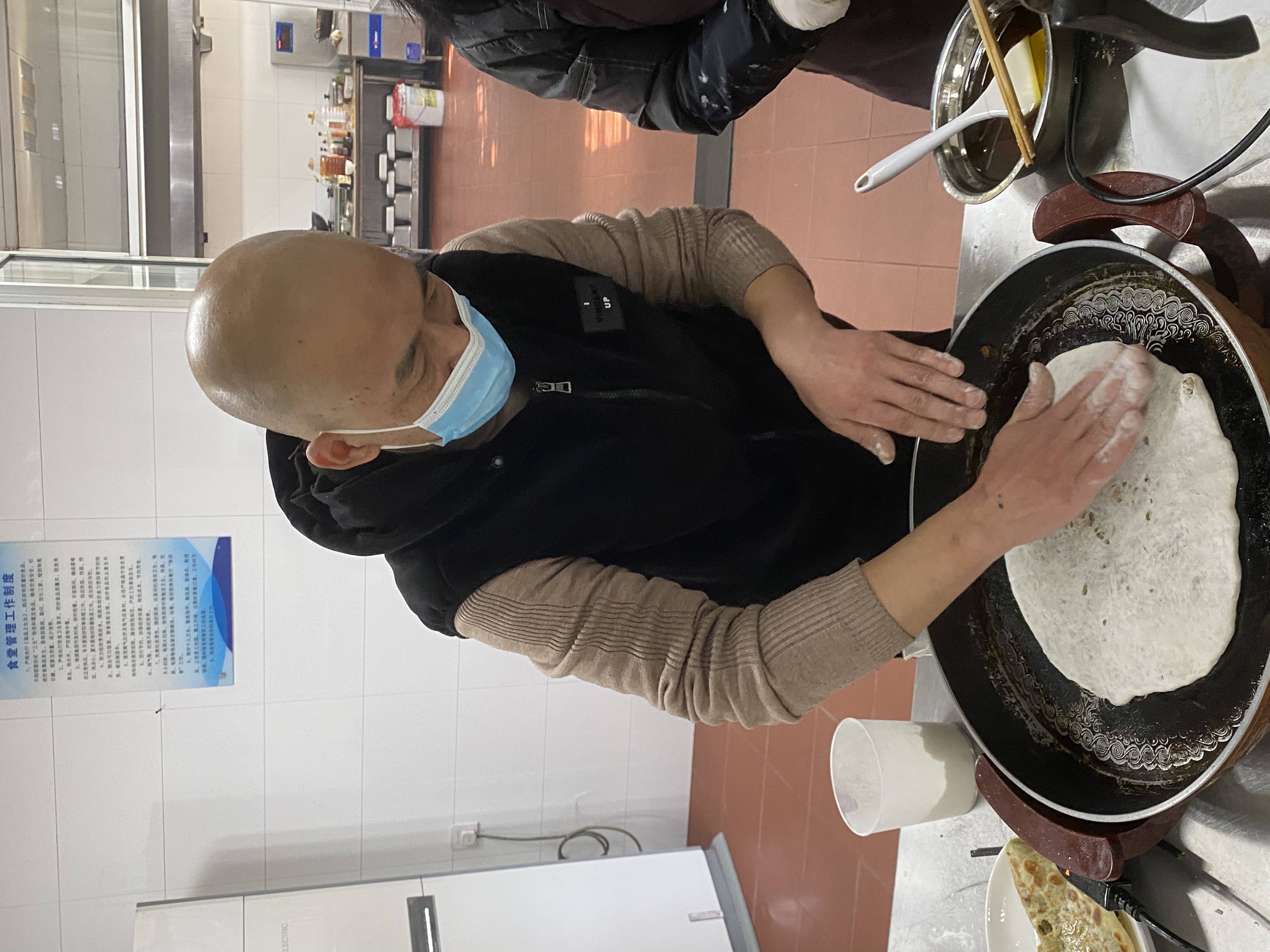 1671670324618785.jpg 制作麥餅現(xiàn)場(chǎng)林玲攝.jpg