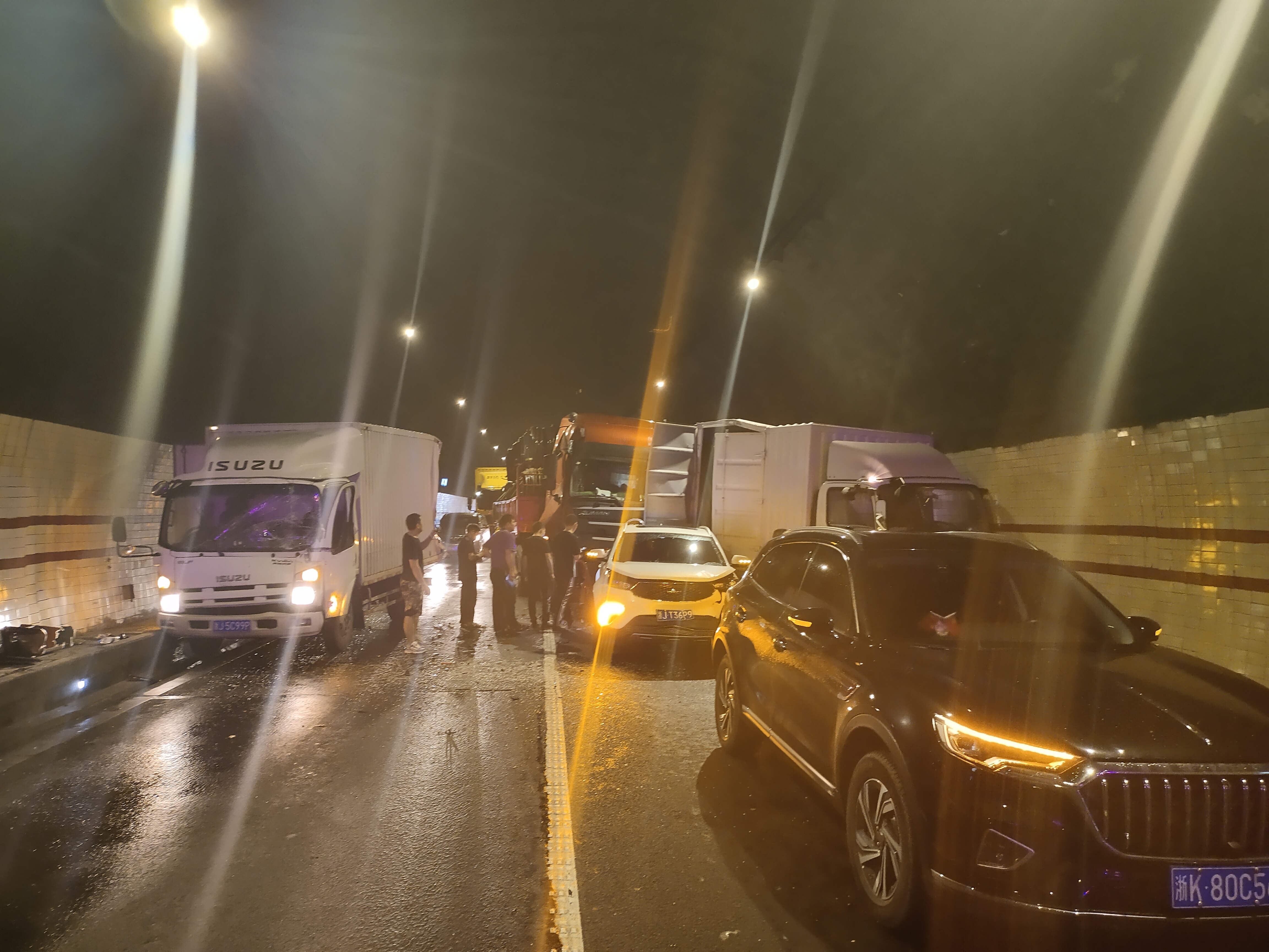 1687305790265486.jpg 2023.6.21溫向隧道數車相撞 王文輝.jpg