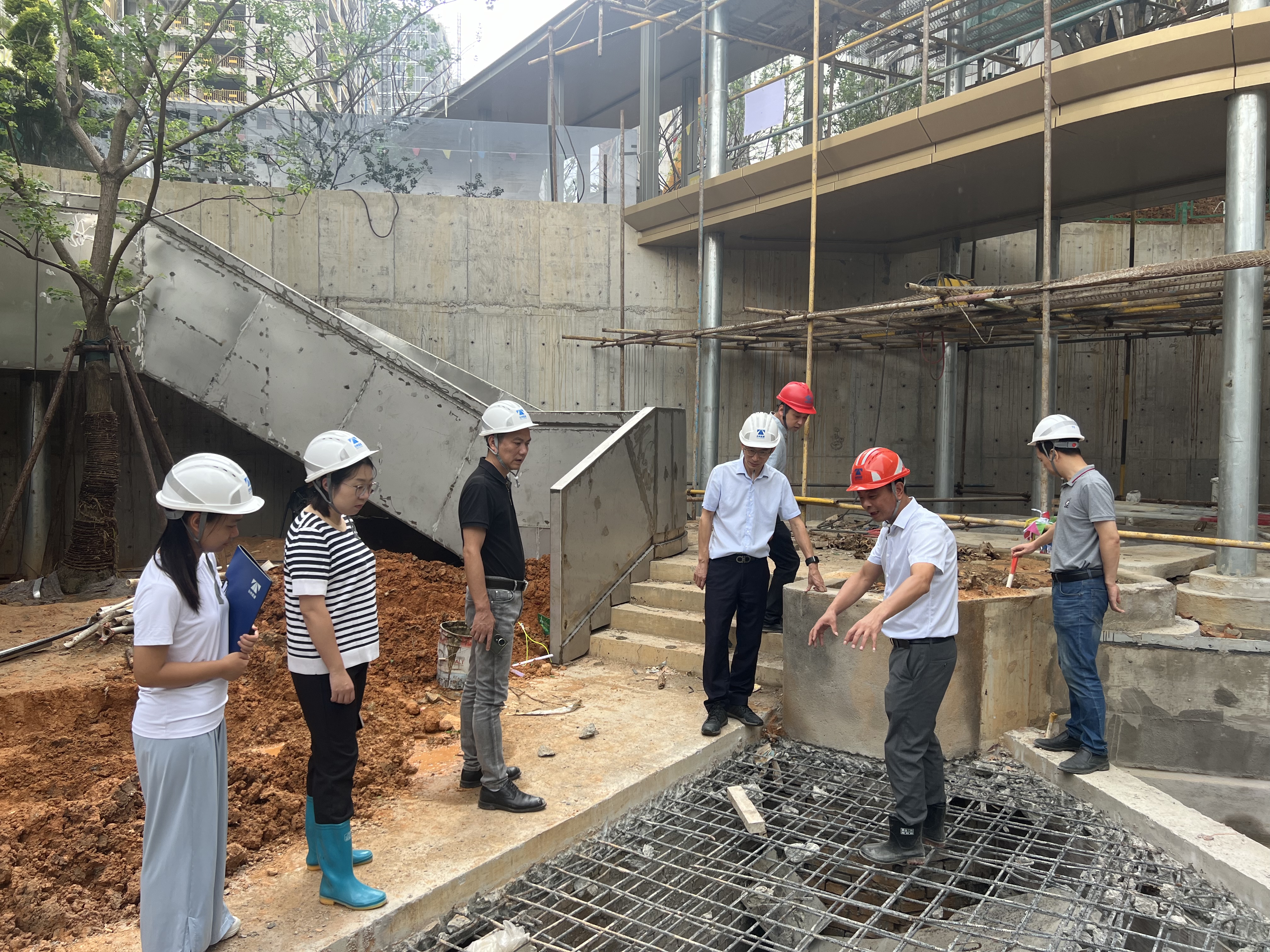 1727687359916461.jpg 圖為檢查組在工地現場3.jpg