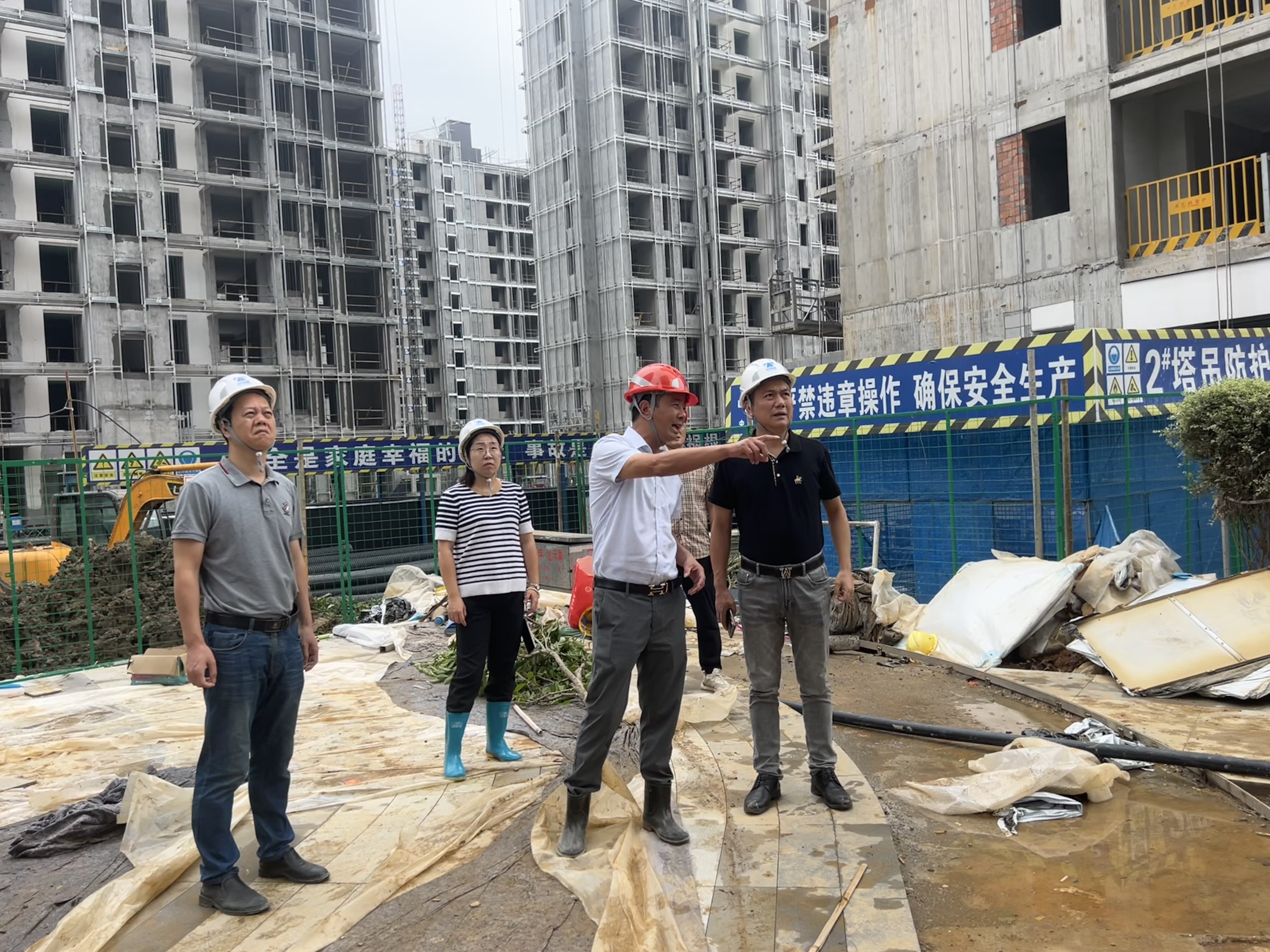 1727687378534840.jpg 圖為檢查組在工地現場4.jpg