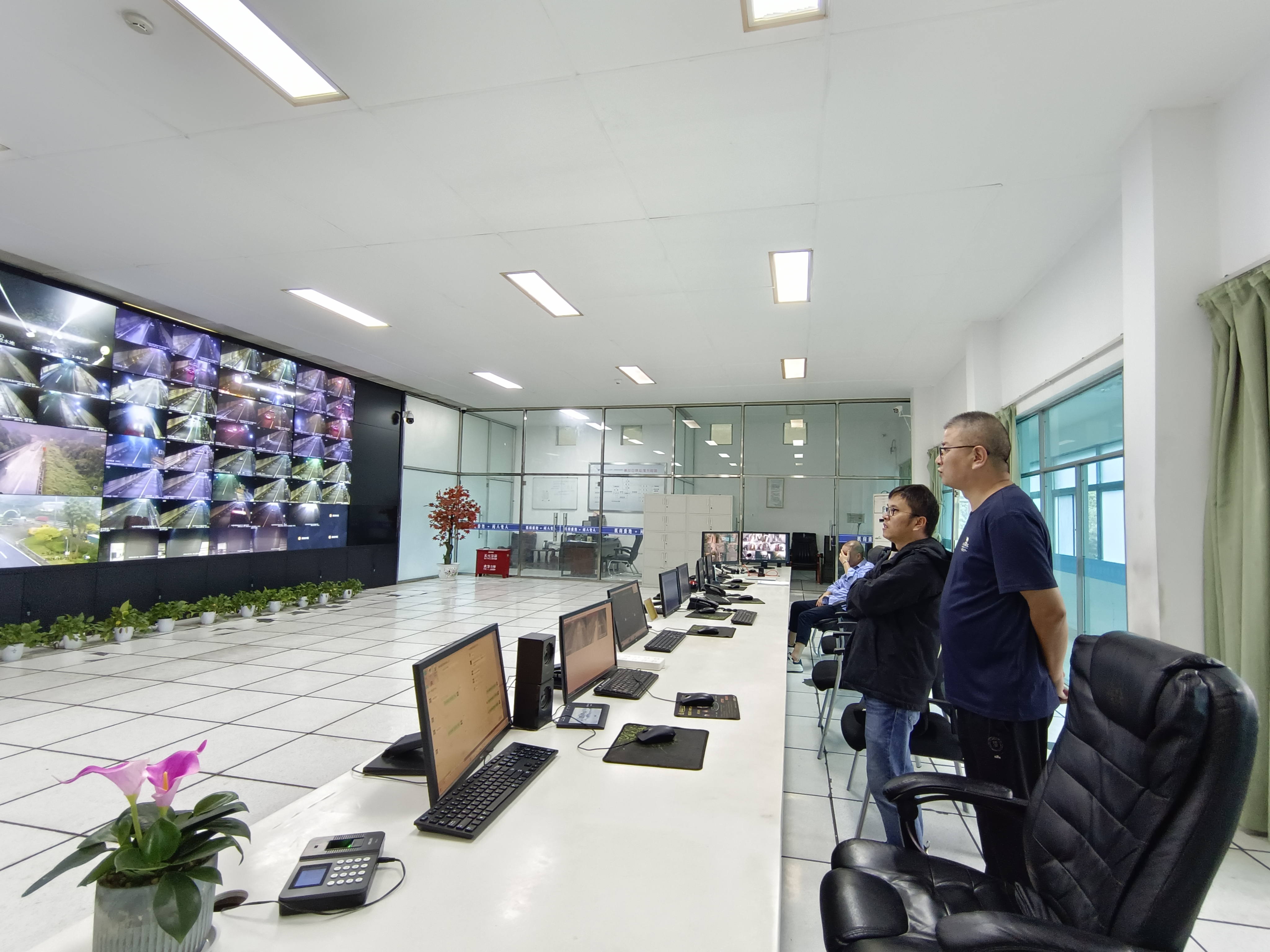 1730448514788221.jpeg 2024.10.31檢查人員在中控現場 陳智慧攝.jpeg