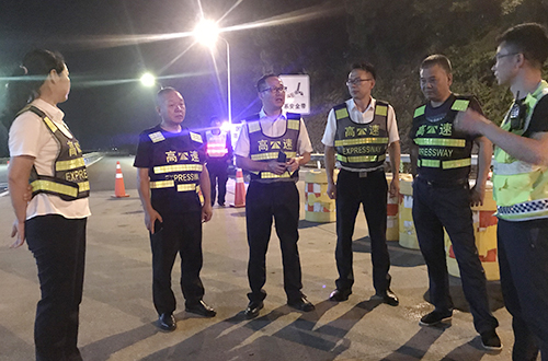 圖為集團副總經理章海峰帶隊檢查分流準備情況 陳瑩攝99.jpg